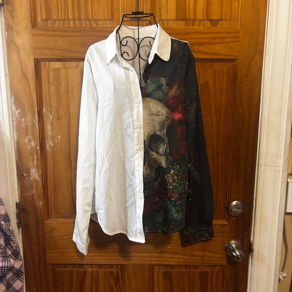 Woman’s 1/2 White 1/2 Skull&Roses Print Button-Up Shirt